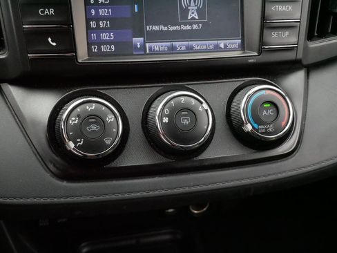 Used 2018 Toyota RAV4 LE w/ Carpet Mat Package FWD image 23