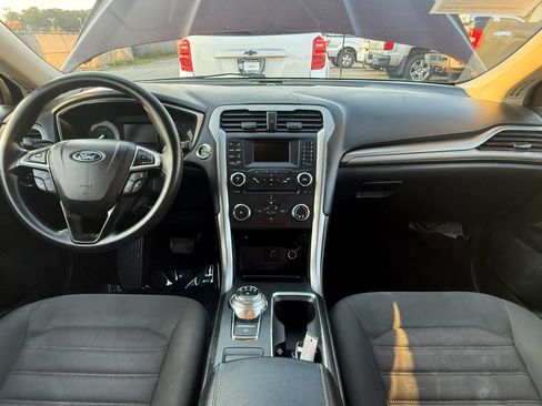 Used 2017 Ford Fusion SE FWD image 3