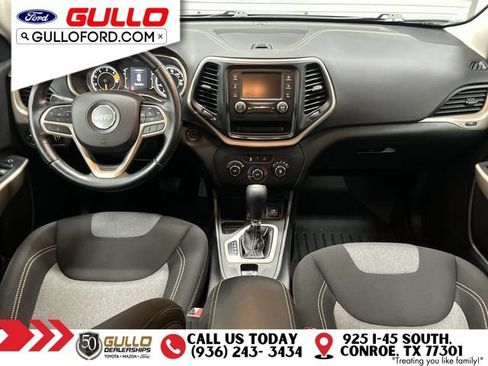 Used 2018 Jeep Cherokee Latitude w/ Altitude Package FWD image 11