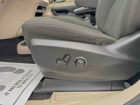 Used 2023 Chrysler Voyager LX image 12