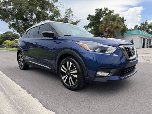 Used 2019 Nissan Kicks SR w/ SR Premium Package FWD image 2