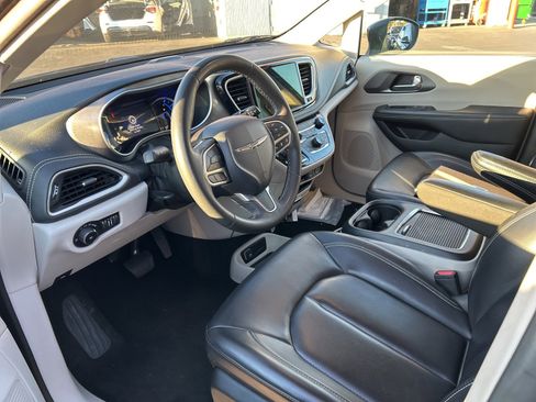 Used 2023 Chrysler Pacifica Touring-L image 5