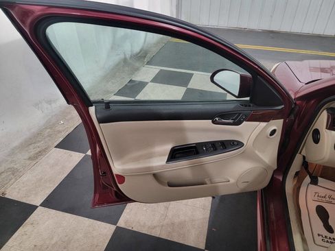 Used 2010 Chevrolet Impala LTZ FWD image 13