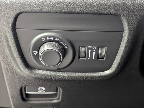 New 2025 Jeep Grand Cherokee Altitude image 13