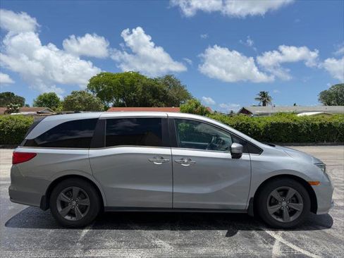 Used 2022 Honda Odyssey EX image 3