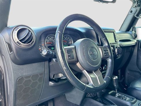 Used 2018 Jeep Wrangler Unlimited Sahara AWD/4WD image 9