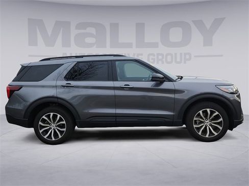 Used 2025 Ford Explorer ST-Line image 2
