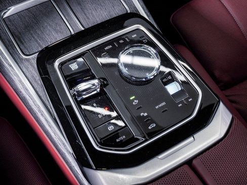 Used 2025 BMW 760i xDrive image 27