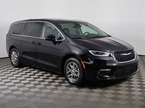 Used 2024 Chrysler Pacifica Touring-L image 53