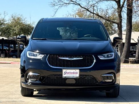 New 2026 Chrysler Pacifica Select image 2