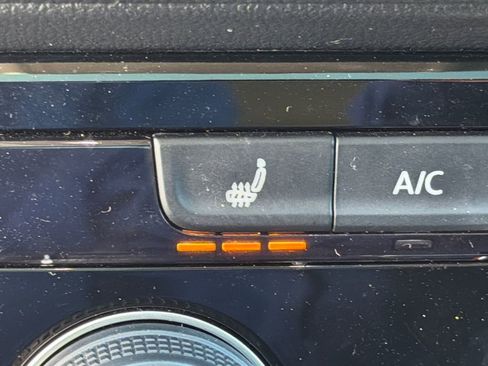 Used 2023 Volkswagen Taos SE w/ Panoramic Sunroof Package image 30