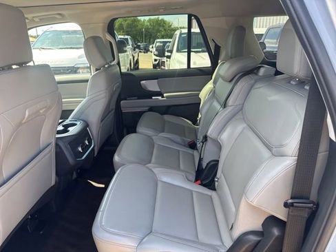 Used 2025 Ford Expedition Max Active AWD/4WD image 5