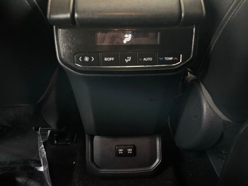 Used 2020 Toyota Highlander XLE image 32
