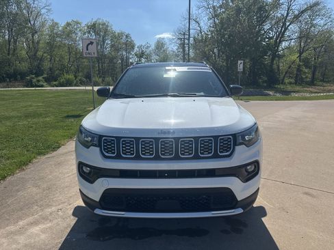 Used 2024 Jeep Compass Limited AWD/4WD image 2