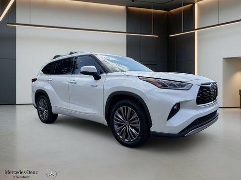 Used 2020 Toyota Highlander Platinum FWD image 3