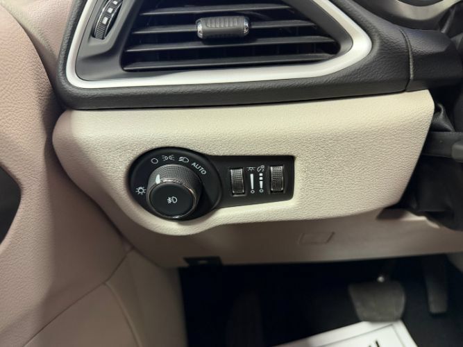 Used 2024 Chrysler Pacifica Touring-L FWD image 20