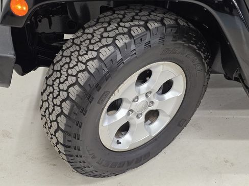 Used 2015 Jeep Wrangler Unlimited Sahara w/ Connectivity Group AWD/4WD image 45