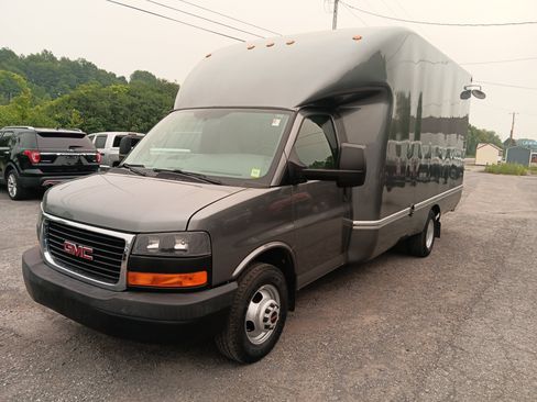 Used 2016 GMC Savana 3500 RWD image 1