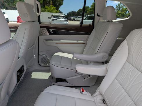 New 2026 Buick Enclave Avenir w/ Super Cruise Package FWD image 16