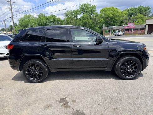 Used 2018 Jeep Grand Cherokee Altitude AWD/4WD image 4