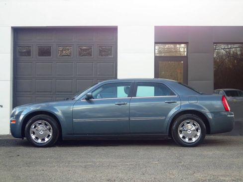 Used 2005 Chrysler 300 Touring RWD image 2