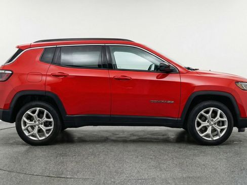 Used 2025 Jeep Compass Latitude AWD/4WD image 11
