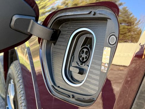 New 2025 Cadillac Escalade IQ Sport 1 w/ LPO, ONYX Package AWD/4WD image 10