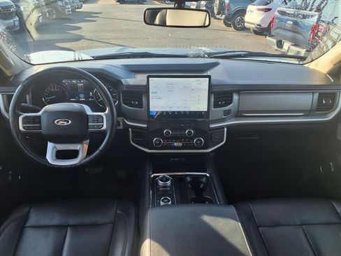 Used 2023 Ford Expedition Max XLT image 3