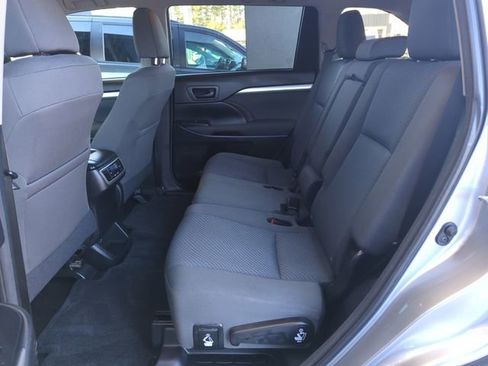 Used 2016 Toyota Highlander LE image 28