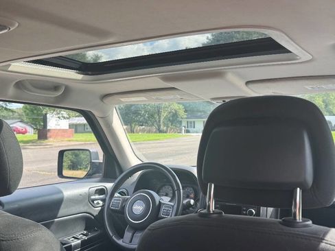 Used 2016 Jeep Patriot Latitude w/ Sun/Sound Group image 9