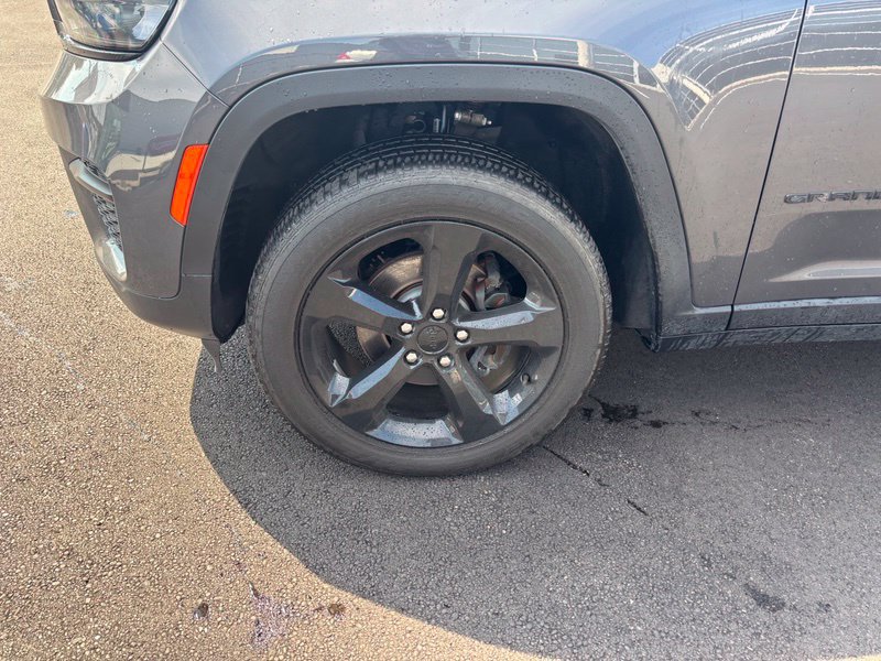 Used 2023 Jeep Grand Cherokee Altitude AWD/4WD image 17