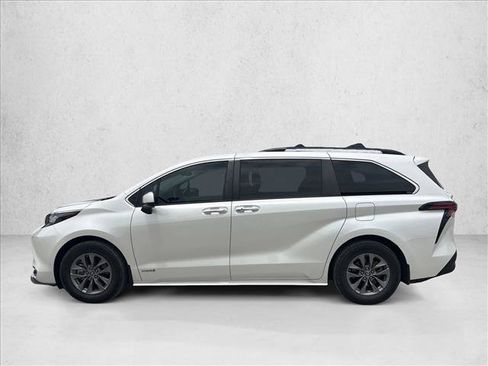 Used 2021 Toyota Sienna XLE FWD image 2