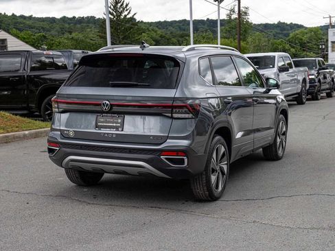 Used 2025 Volkswagen Taos SE w/ Panoramic Sunroof Package AWD/4WD image 4