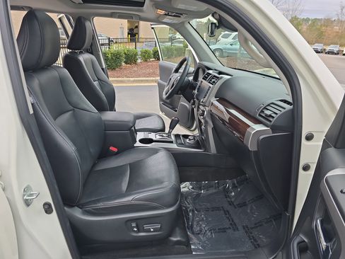 Used 2020 Toyota 4Runner Limited image 10