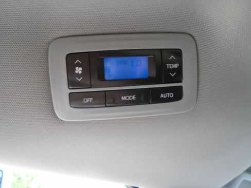 Used 2019 Toyota Sienna SE FWD image 16