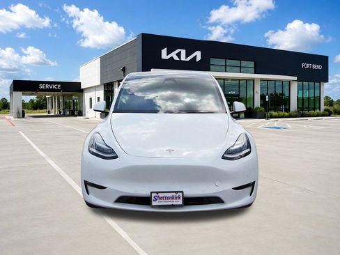 Used 2022 Tesla Model Y Long Range AWD/4WD image 2