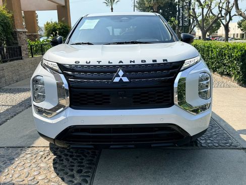 Used 2022 Mitsubishi Outlander SE FWD image 2
