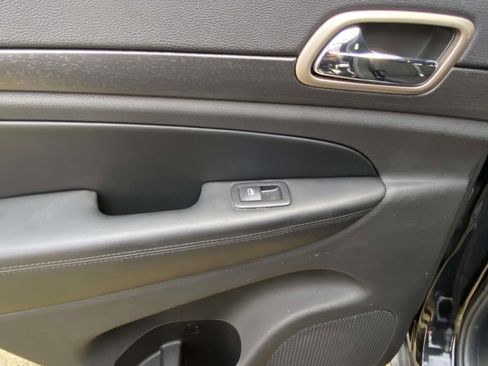 Used 2016 Jeep Grand Cherokee Laredo image 12