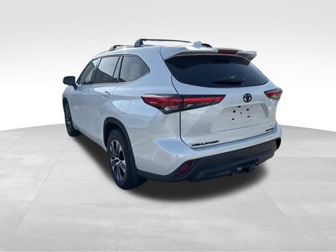 Used 2022 Toyota Highlander XLE image 7