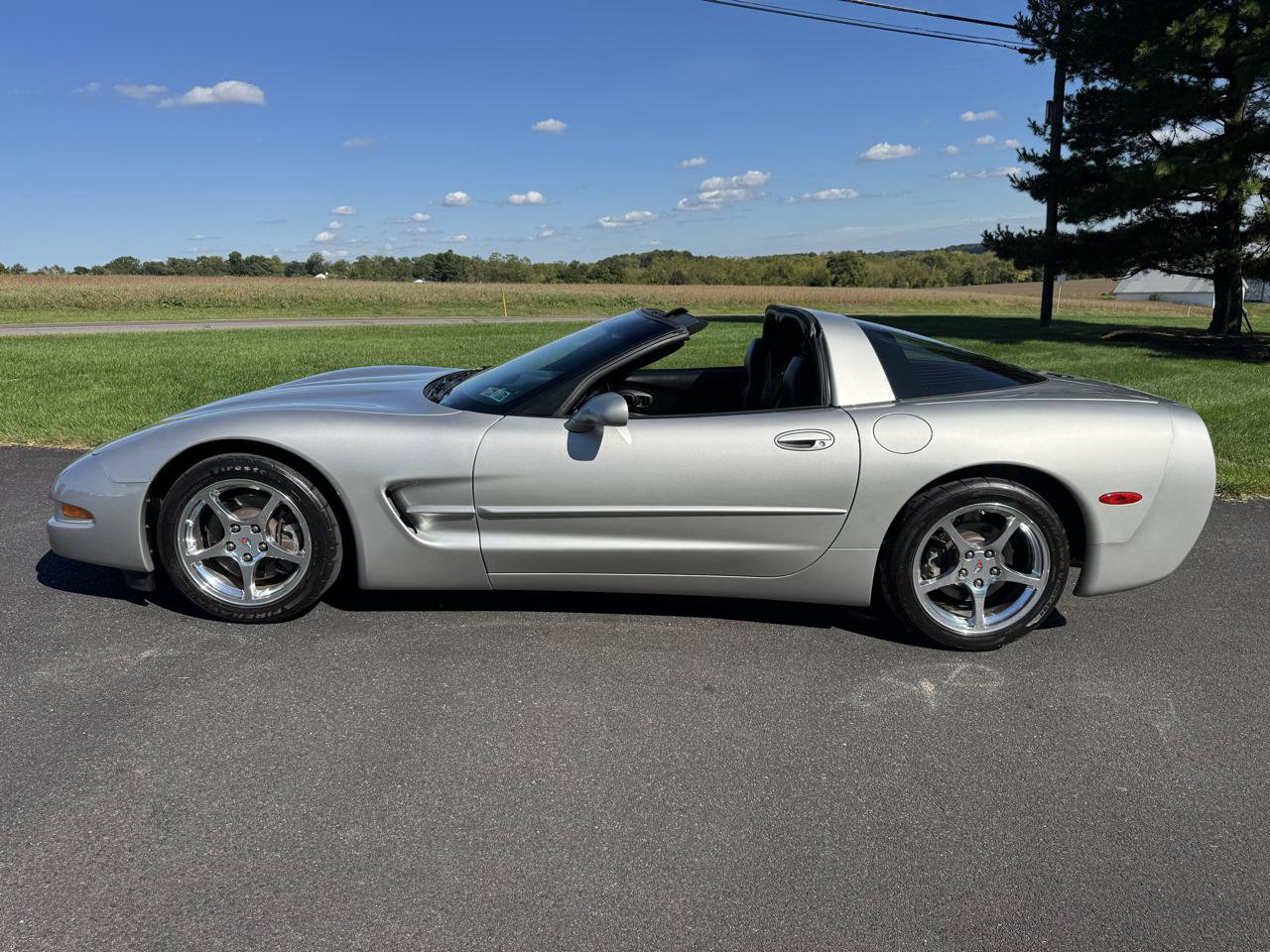 Used 2004 Chevrolet Corvette Coupe w/ Preferred Equipment Group RWD image 3