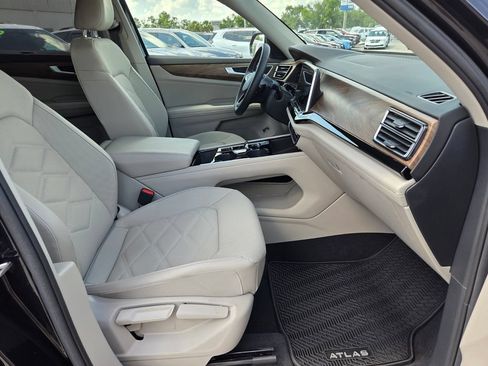 Used 2024 Volkswagen Atlas SE FWD image 15