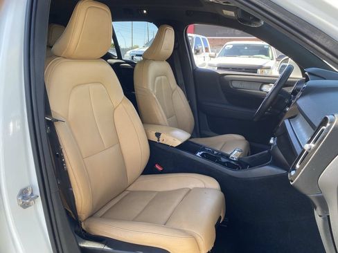 Used 2019 Volvo XC40 T4 Inscription FWD image 9