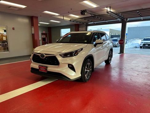 Used 2023 Toyota Highlander XLE image 7