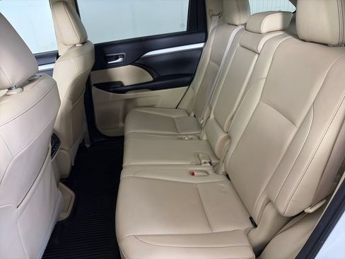 Used 2019 Toyota Highlander XLE AWD/4WD image 13