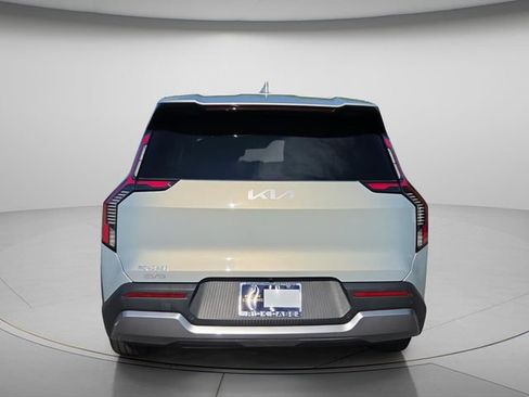 Used 2024 Kia EV9 Light Long Range RWD image 5
