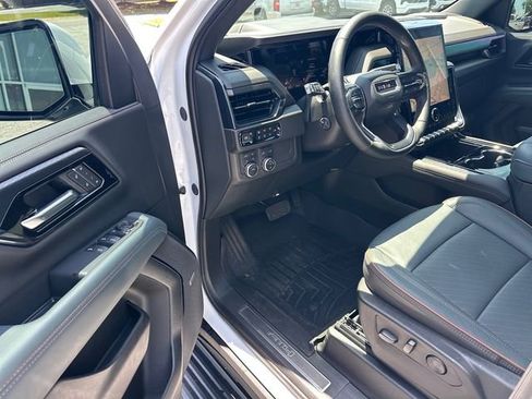 Used 2025 GMC Yukon XL AT4 w/ AT4 Premium Package AWD/4WD image 10