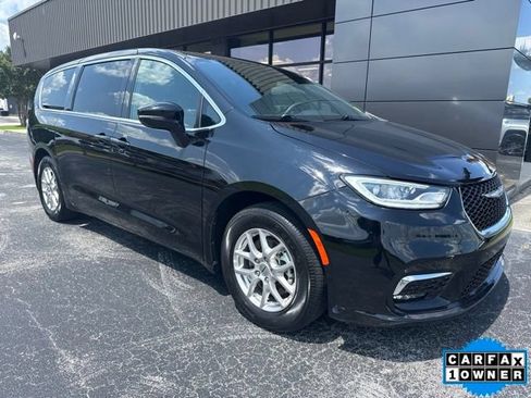 Used 2025 Chrysler Pacifica Select FWD image 1