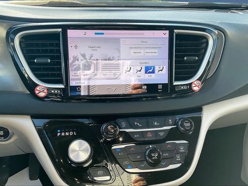 Used 2023 Chrysler Pacifica Touring-L FWD image 9