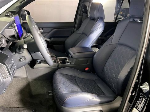 Used 2025 Toyota 4Runner Platinum AWD/4WD image 29