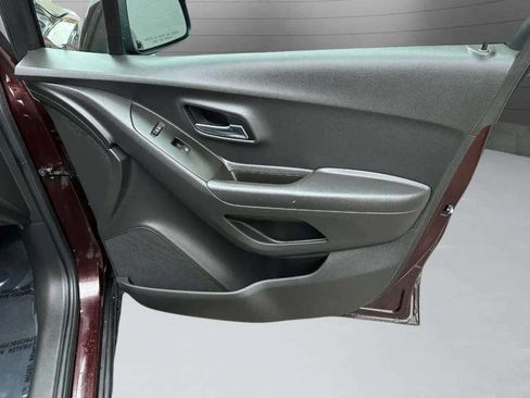 Used 2020 Chevrolet Trax LS image 36